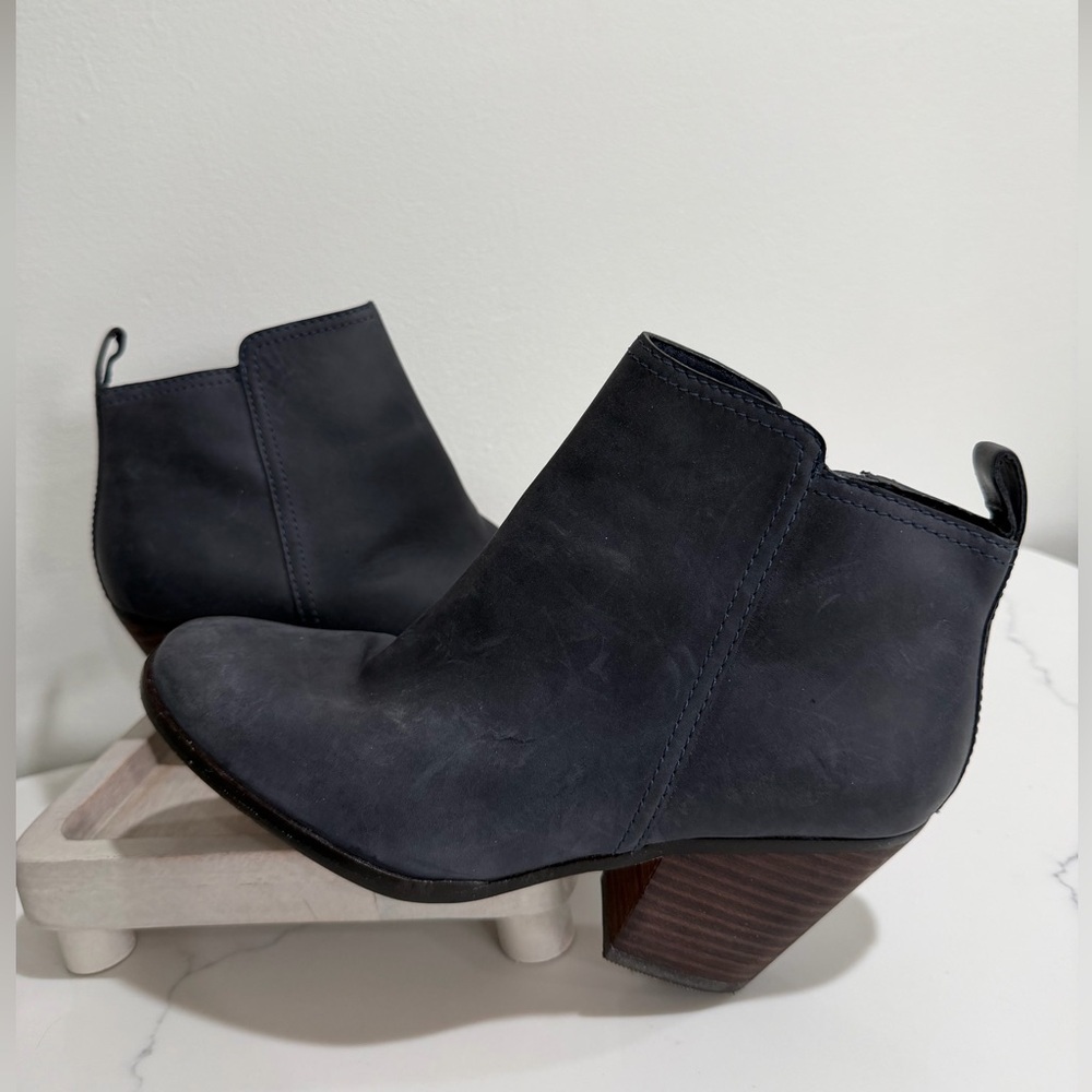 Cole Haan Size 6B Dark Blue Ankle Booties